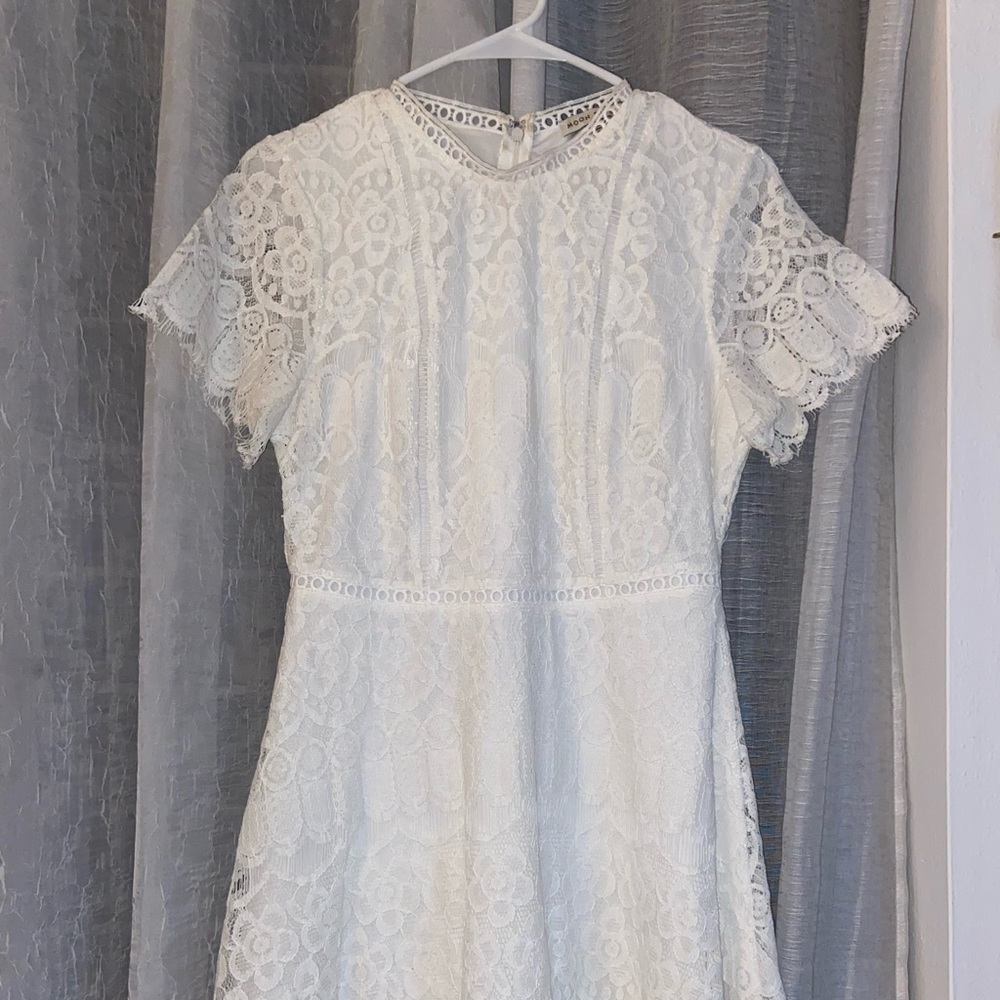 White lace high-necked dress